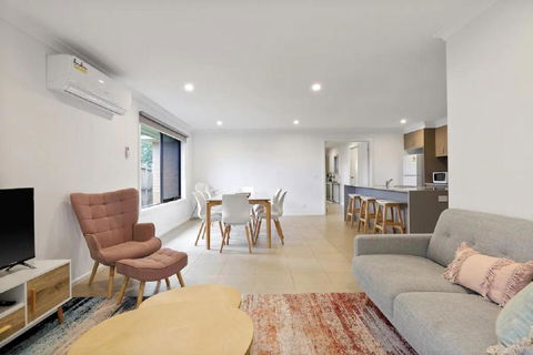 Island Life By Ready Set Stay - BYO LINEN & TOWELS - Sunshine Coast Guide 0