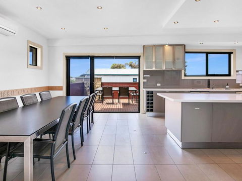 Island Manor - Sunshine Coast Guide 3