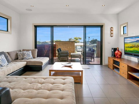 Island Manor - Sunshine Coast Guide 1