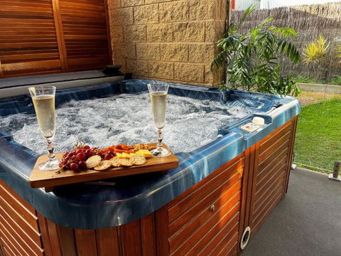 Island Manor - Sunshine Coast Guide 0