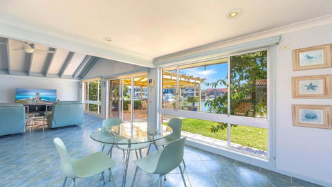 Island Oasis Waterfront - Sunshine Coast Guide 2