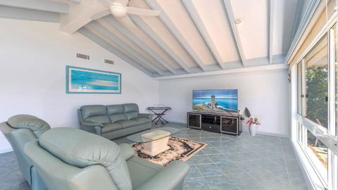 Island Oasis Waterfront - Sunshine Coast Guide 1
