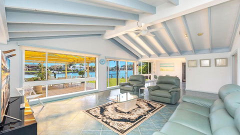 Island Oasis Waterfront - Sunshine Coast Guide 0