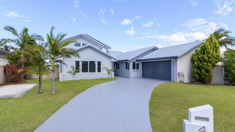 Island Paradise On The Canal - Sunshine Coast Guide 1