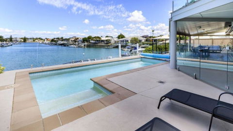 Island Paradise On The Canal - Sunshine Coast Guide 0