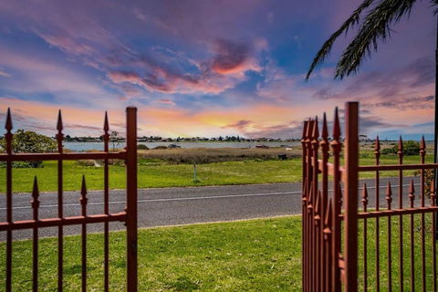 Island River View - Sunshine Coast Guide 2