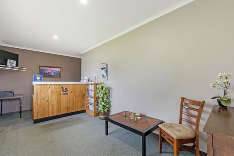 Admella Motel - Sunshine Coast Guide 1