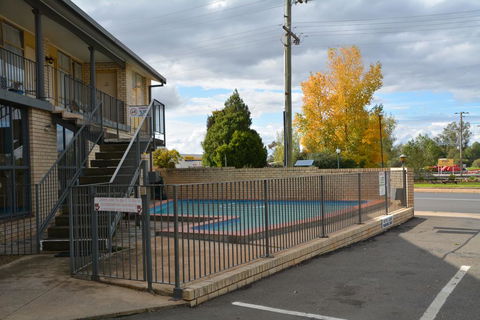 Adrian Motel - Sunshine Coast Guide 0