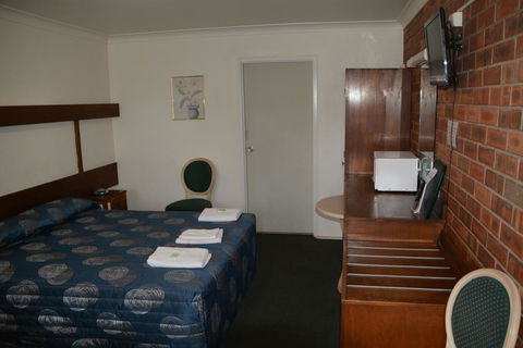 Adrian Motel - Sunshine Coast Guide 3