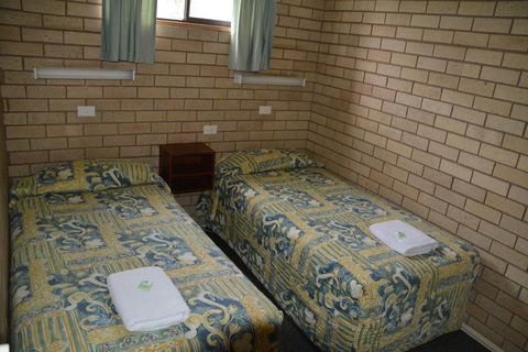 Adrian Motel - Sunshine Coast Guide 1