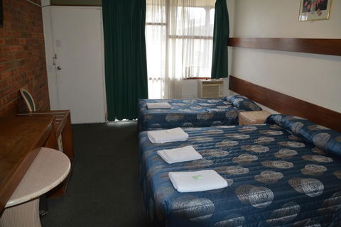 Adrian Motel - Sunshine Coast Guide 2