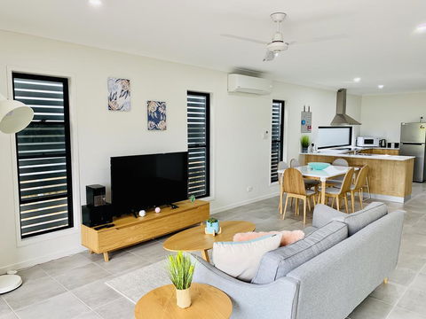 AIRLIE BEACH Delight. Hop, Skip Jump To Everything - Sunshine Coast Guide 0