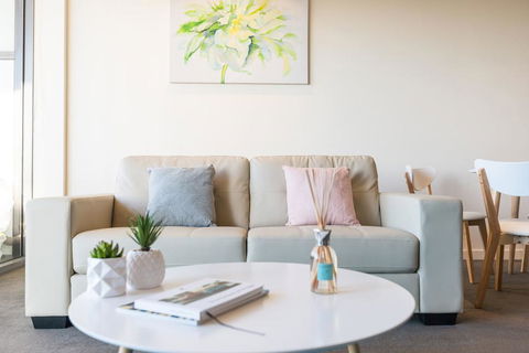 Albert Park City View Stylish 1 Bedroom Apartment - Sunshine Coast Guide 2
