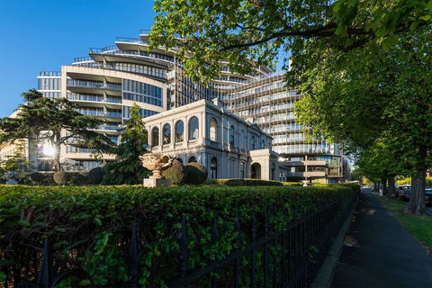 Albert Park City View Stylish 1 Bedroom Apartment - Sunshine Coast Guide 0