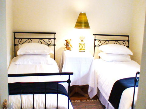 Albury Cottages - Sunshine Coast Guide 1