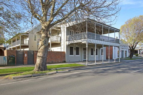 Albury Suites - Waterstreet - Sunshine Coast Guide 1