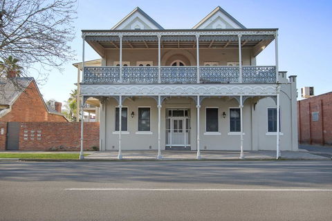 Albury Suites - Waterstreet - Sunshine Coast Guide 0