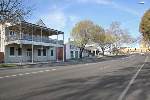 Albury Suites - Waterstreet - Sunshine Coast Guide 2