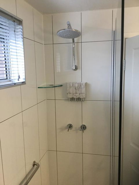 Albury Townhouse Motel - Sunshine Coast Guide 3