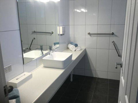 Albury Townhouse Motel - Sunshine Coast Guide 1