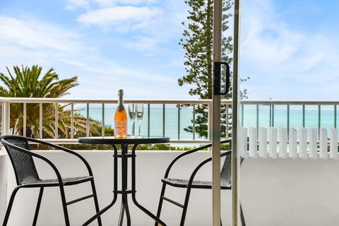 Alex Beach Apt Bilgola4 - Sunshine Coast Guide 0