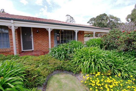 Alexandra Villa - Sunshine Coast Guide 1