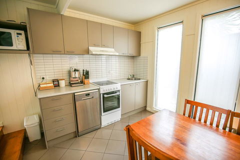 Allambie Cottages - Villa 2 - Sunshine Coast Guide 2