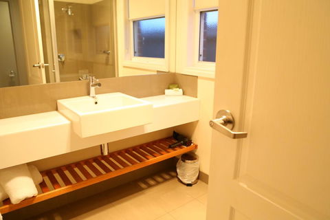 Allansford Hotel Motel - Sunshine Coast Guide 1