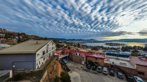 Alpine Resort Motel - Sunshine Coast Guide 3