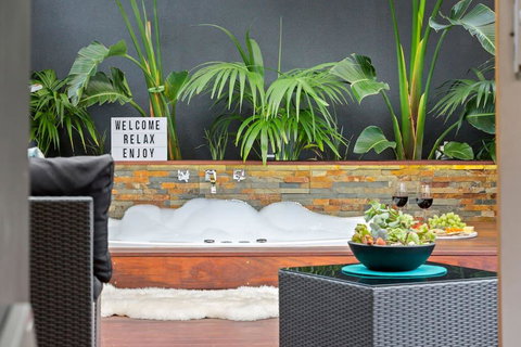 AMORE A Tranquil Retreat With Couples Spa - Sunshine Coast Guide 0