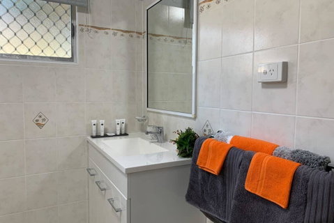 Andergrove Home With A Garden View-Wi-fi & Netflix - Sunshine Coast Guide 1