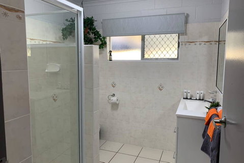 Andergrove Home With A Garden View-Wi-fi & Netflix - Sunshine Coast Guide 3