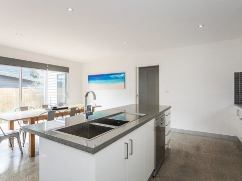 ANGLE BY THE SEA - Anglesea - Sunshine Coast Guide 1