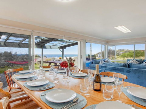 Antonio's Paradise - Spectacular Views Over Warrain Beach - Sunshine Coast Guide 3