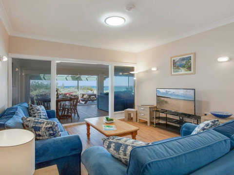 Antonio's Paradise - Spectacular Views Over Warrain Beach - Sunshine Coast Guide 2