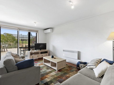 APARTMENT 23 PACIFIC APARTMENTS - Sit On The Deck And Soak In The View - Sunshine Coast Guide 3