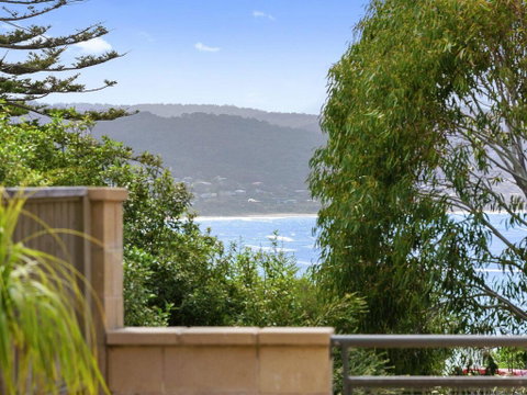 APARTMENT 23 PACIFIC APARTMENTS - Sit On The Deck And Soak In The View - Sunshine Coast Guide 0