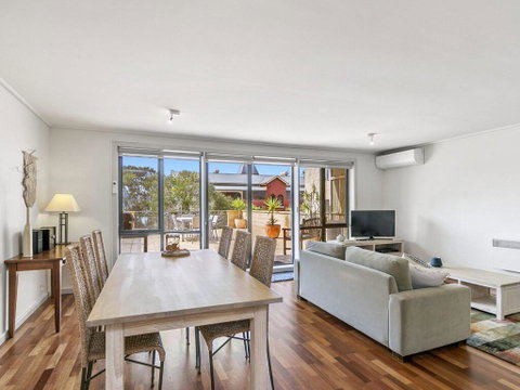 APARTMENT 23 PACIFIC APARTMENTS - Sit On The Deck And Soak In The View - Sunshine Coast Guide 1