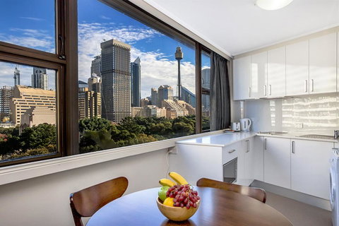 Apartment At College St - Sunshine Coast Guide 1