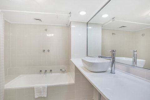 Apartment At College St - Sunshine Coast Guide 3