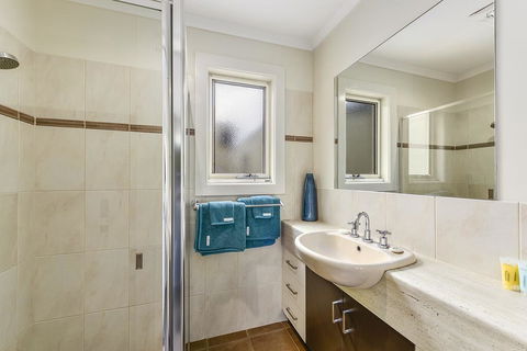 Apartment On Lake Terrace - Sunshine Coast Guide 3