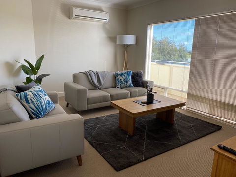 Apartment On Lake Terrace - Sunshine Coast Guide 2