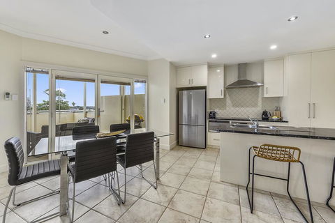 Apartment On Lake Terrace - Sunshine Coast Guide 1