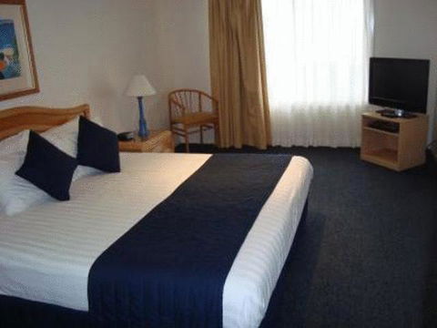 Aqualuna Beach Resort - Sunshine Coast Guide 1