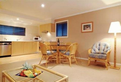 Aqualuna Beach Resort - Sunshine Coast Guide 2