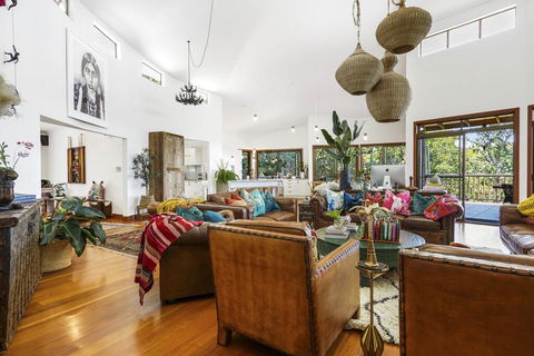 Aquila Retreat Mansion - Sunshine Coast Guide 0
