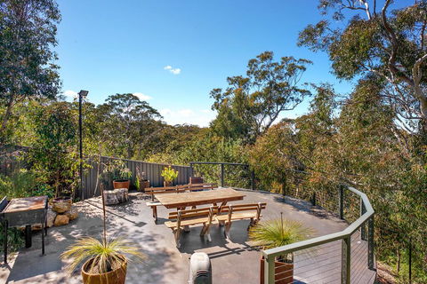 Arana Wentworth Falls - Sunshine Coast Guide 2