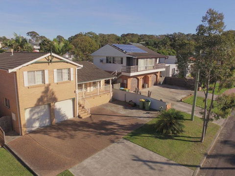 Arlington Beach House - Sunshine Coast Guide 0