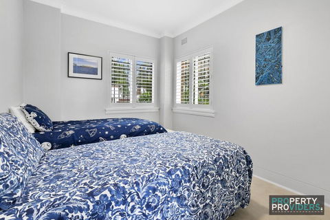 Art Deco Pad - Mosman Furnished Apartment - Sunshine Coast Guide 3