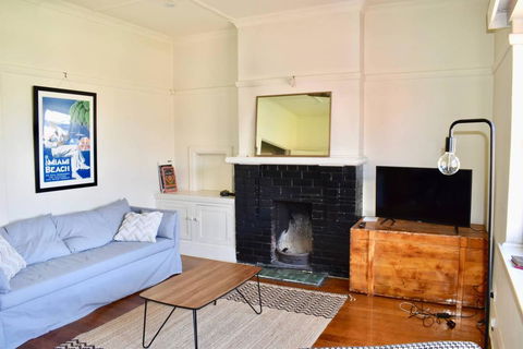 Artistic Apartment In Sunny Elwood Near St Kilda - Sunshine Coast Guide 0